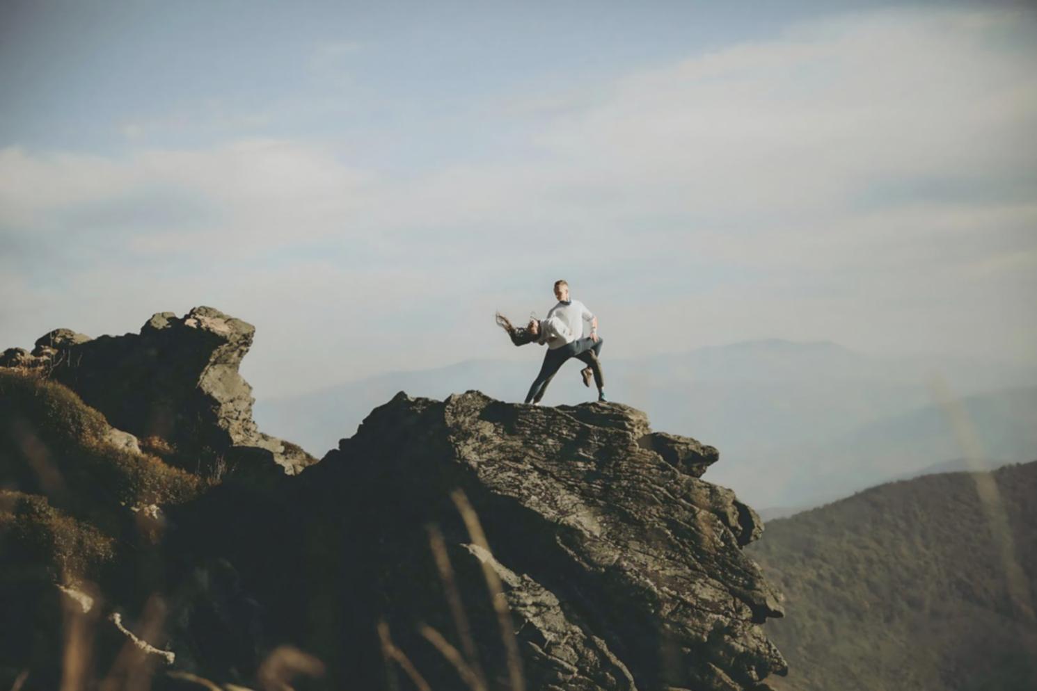 Performance di danza moderna con movimento espressivo e illuminazione artistica