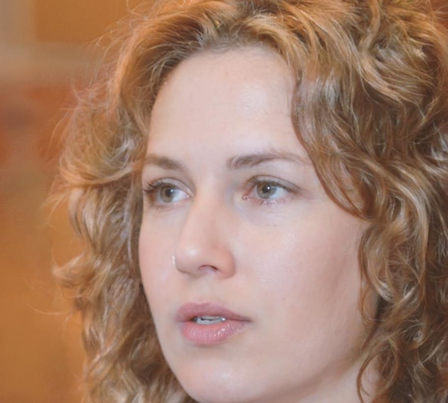 Ritratto professionale di Valentina Ricci, fondatrice e direttrice artistica